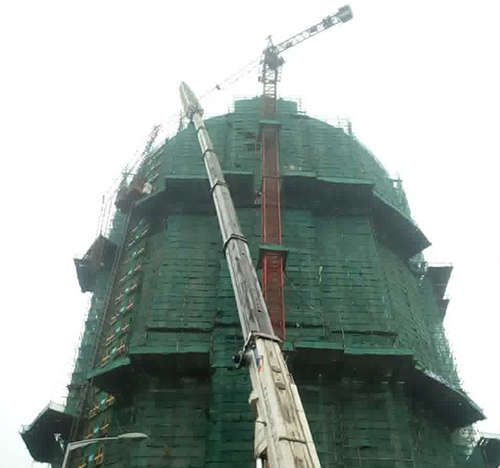 桓仁吊车在工地上作业